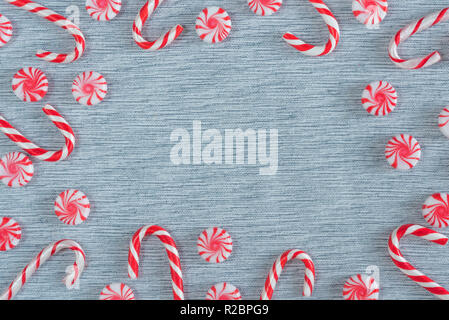 Cadre de mise à plat des cannes de Noël et à la menthe bonbons swirl Banque D'Images