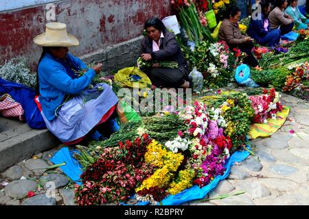 Vente de fleurs - Marché à CARAZ. Département d'Ancash au Pérou. Banque D'Images