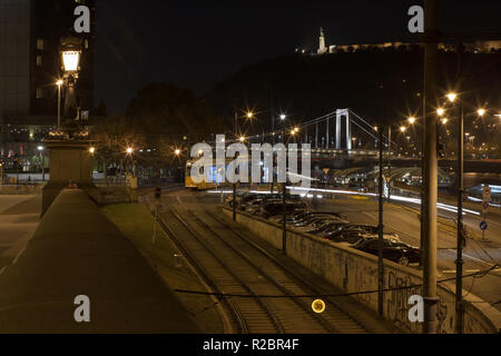 Nightscape de tram permanent avec vue sur pont Elisabeth et statue de la liberté à Budapest, Hongrie Banque D'Images