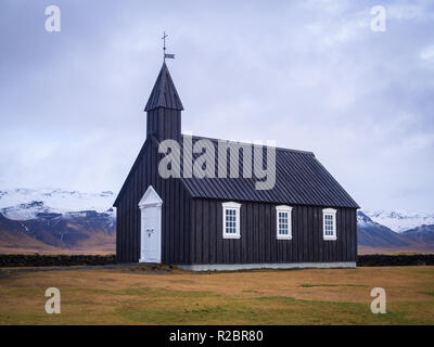 Église en bois noir près de Budir, Islande Banque D'Images