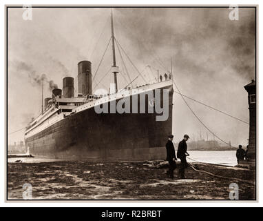 TITANIC 1912 RMS TITANIC quittant les chantiers de Harland et Wolff avril 2ème 1912 sombre image de la coulée du Titanic encore à l'aube sur son voyage fatidique tragique de jeune fille Banque D'Images