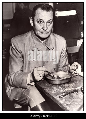 Hermann Goering Chef de la Luftwaffe nazie Allemagne. Le maréchal du troisième Reich et commandant de toutes les forces aériennes allemandes pendant une pause repas aux procès de Nuremberg en octobre/novembre 1945. Il s'est suicidé dans sa cellule après sa condamnation et sa condamnation à mort par le Tribunal militaire international lors des procès pour crimes de guerre de Nuremberg pour crimes contre l'humanité novembre 1946. Banque D'Images