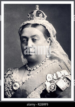 La reine Victoria 1887 monarque britannique studio portrait officiel portant le collier et boucles d'couronnement, petit-Couronne de diamants et de Koh-i-noor la petite broche couronne de diamants de la reine Victoria est une miniature de la couronne impériale et de l'état faite à la demande de la reine Victoria en 1870 pour porter sur son cap de veuve à la suite du décès de son mari, le Prince Albert. C'était peut-être l'état le plus associé avec la reine et est un des joyaux de la Couronne sur l'affichage public dans la Jewel House à la Tour de Londres. Photographe/Bassano Banque D'Images