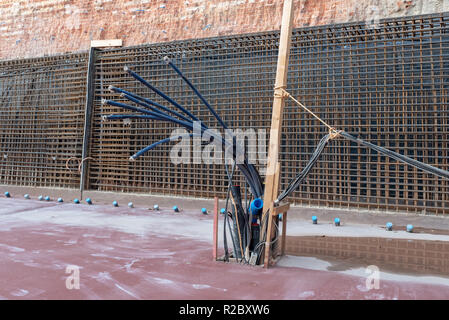 Voir des câbles sur un chantier de construction. Banque D'Images