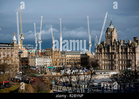 Vue de l'extrémité est de Princes Street avec l'Hôtel Balmoral et les grues de la St James Centre Projet de réaménagement à l'horizon. Banque D'Images