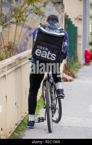 Repas mange Uber libérateur des promenades à Lyon, France Banque D'Images