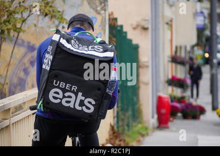 Repas mange Uber libérateur des promenades à Lyon, France Banque D'Images