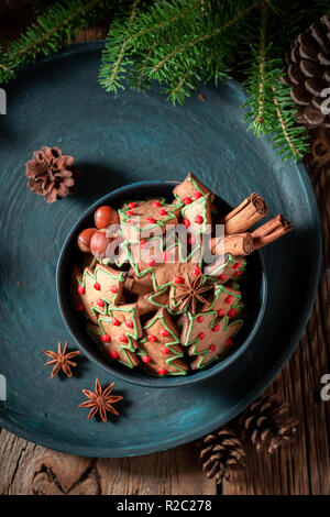 Vue de dessus de gingerbread cookies in blue bowl pour Noël Banque D'Images