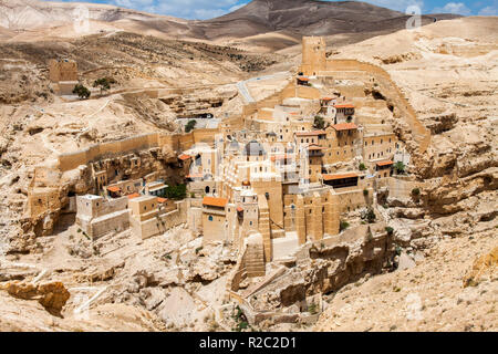 Laure de saint de Saint Sabbas, Mar Saba, Église orthodoxe de l'Est donnant sur le monastère chrétien de Cédron. Cisjordanie, Palestine, Israël. Banque D'Images