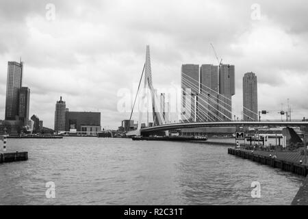 Rotterdam/Holland - 14 mai 2013 : le Pont Erasmus en noir et blanc spectaculaire Banque D'Images