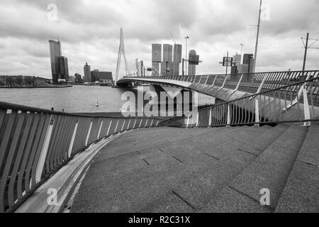 Rotterdam/Holland - 14 mai 2013 : le Pont Erasmus en noir et blanc spectaculaire Banque D'Images