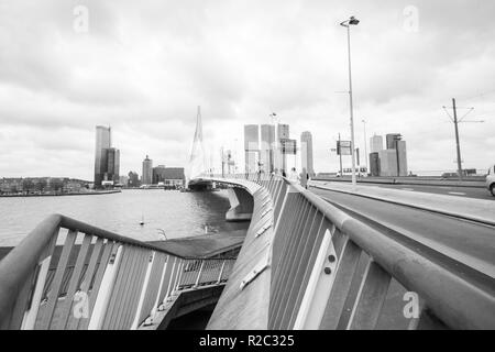 Rotterdam/Holland - 14 mai 2013 : le Pont Erasmus en noir et blanc spectaculaire Banque D'Images