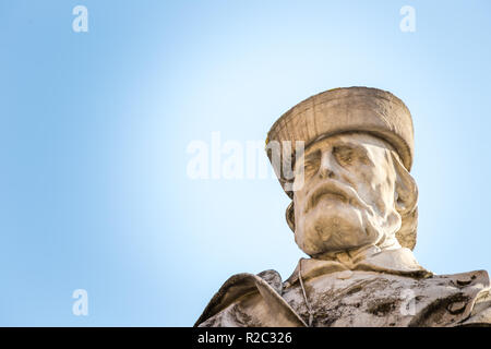 RAVENNA, ITALIE - Le 12 septembre 2018 : soleil éclairant la statue de Giuseppe Garibaldi Banque D'Images