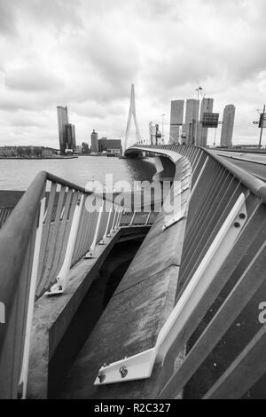 Rotterdam/Holland - 14 mai 2013 : le Pont Erasmus en noir et blanc spectaculaire Banque D'Images