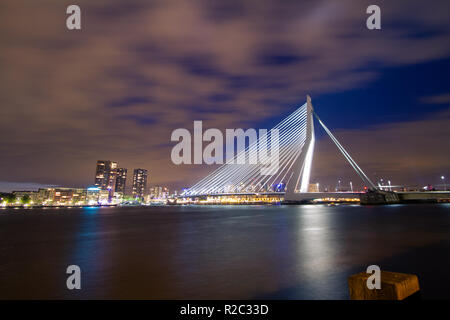 Rotterdam/Holland - 14 mai 2013 : le Pont Erasmus dans la nuit Banque D'Images