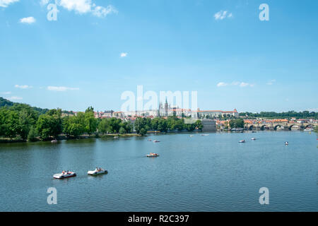 Prague/République tchèque - 20 juin 2017 : le château de Prague vue depuis la rivière Banque D'Images