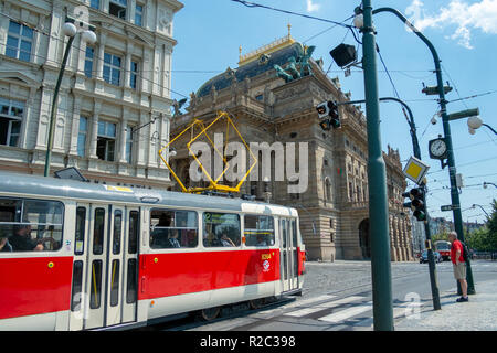 Prague/République tchèque - 20 juin 2017 : Passage au tramway de Prague Banque D'Images