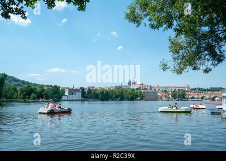 Prague/République tchèque - 20 juin 2017 : le château de Prague vue depuis la rivière Banque D'Images