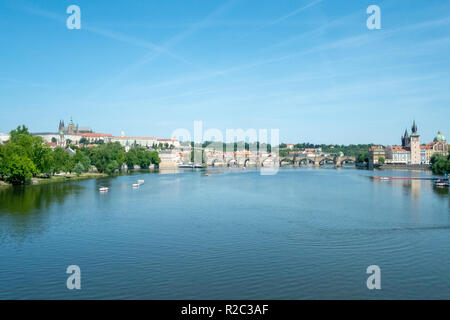 Prague/République tchèque - 20 juin 2017 : le château de Prague vue depuis la rivière Banque D'Images