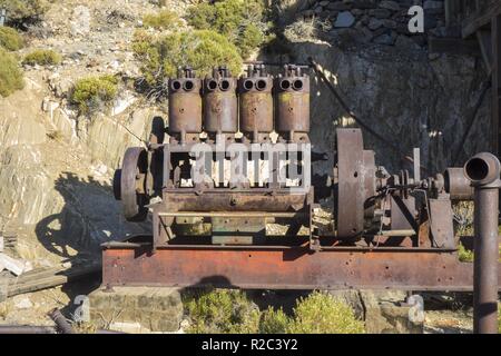 Perdu l'or et l'argent de la plate-forme de couleur rouille et la mine de la machine industrielle matériel dans Joshua Tree National Park California USA Banque D'Images