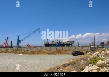 Limassol, Chypre - 23 juin 2018 : Castoro Sei, un semi-submersible bateau pose de canalisations en amarré au port. Cliché pris sur un ciel bleu Banque D'Images