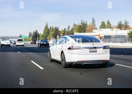 Le 27 décembre 2017 sur la montagne / CA / USA - Tesla Model S 85D de la conduite sur l'autoroute ; de petits dommages en vertu de la lumière arrière gauche, San Francisco bay, Cali Banque D'Images