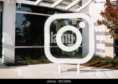 Décembre 27, 2017 Menlo Park / CA / USA - logo Instagram devant les bureaux situé dans la Silicon Valley, Instagram est administré par Facebook Banque D'Images