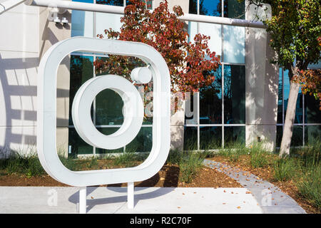 Décembre 27, 2017 Menlo Park / CA / USA - logo Instagram devant les bureaux situé dans la Silicon Valley, Instagram est administré par Facebook Banque D'Images