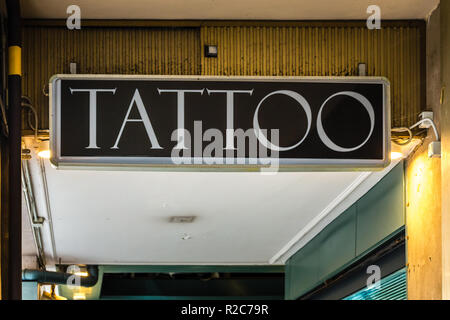 RAVENNA, ITALIE - Le 12 septembre 2018 : la lumière est éclairante sur le logo tatouage storefront Banque D'Images