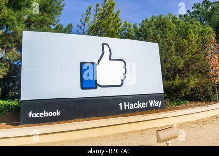 Décembre 27, 2017 Menlo Park / CA / USA - Le Facebook Like Button garde située à l'entrée de l'entreprise a son siège principal situé dans le silicium Banque D'Images