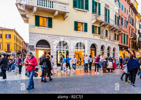 Vue sur la Via Mazzini, centre commercial de Vérone, cette rue piétonne étroite est plein de boutiques de luxe. Vérone, Vénétie, Italie, Europe Banque D'Images