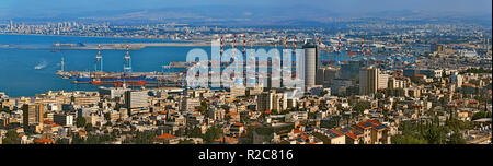 Belle vue panoramique depuis le Mont Carmel à cityscape et port de Haïfa, en Israël. Banque D'Images