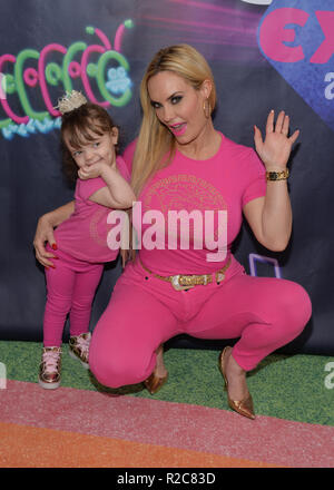 Nicole Chanel moelle et Nicole Coco Austin assister à l'ouverture de l'expérience de Dreamworks Trolls Trolls à l'expérience le 14 novembre 2018 à New Y Banque D'Images