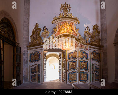 Puerta de entrada al claustro de la Iglesia del Monasterio de San Millán de Yuso. San Millán de la Cogolla. La Rioja. España Banque D'Images