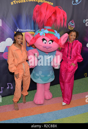 Chloe Bailey et Halle Bailey assister à l'ouverture de l'expérience de Dreamworks Trolls Trolls à l'expérience le 14 novembre 2018 à New York. Banque D'Images