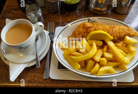 Excellent poisson et frites au célèbre café Magpie à Whitby petit Haddock servi avec une tranche de citron et d'une tasse de thé Banque D'Images