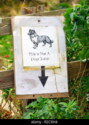 Inscrivez-vous sur un jardin en bordure, fréquemment adoptée par les gens marcher les chiens, ce n'est pas un chien toilettes Banque D'Images