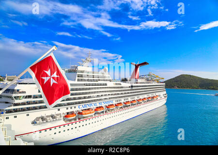 Charlotte Amalie, îles Vierges américaines-20 Mai, 2017 : croisière bateau amarré dans la baie pittoresque de Charlotte Amalie avant de partir pour un voyage dans les Caraïbes Banque D'Images