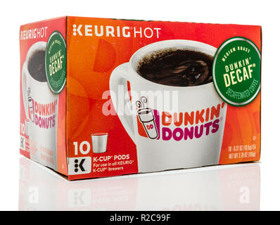 Winneconne, WI - 30 octobre 2018 : une boîte de Keurig K-cup Dunkin' Donuts sur une base isolée. Banque D'Images