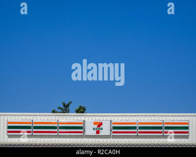 BANGKOK, THAÏLANDE : 1 novembre 2017 : 7-Eleven sign on white store toit avec arbre sur fond de ciel bleu aux beaux jours avec copie espace styl minimaliste Banque D'Images