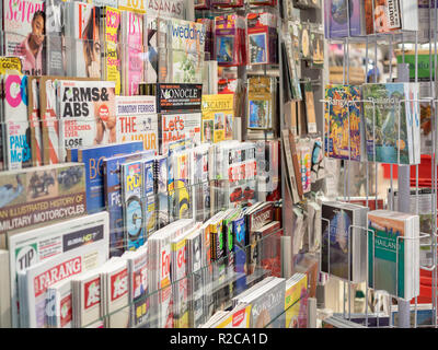 BANGKOK, THAÏLANDE - 1 novembre, 2018 : style de magazines, guide d'adresses et de souvenirs sur présentoir pour la vente dans un magasin in international airp Banque D'Images