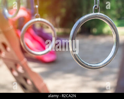 Anneaux de gymnastique en métal gros plan de jeu. Banque D'Images