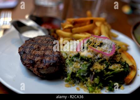 Steak avec frites et salade on plate Banque D'Images