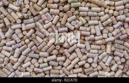 Moscou, Russie - 10 juin 2017 : une pile de wine corks avec une variété de logos et noms. Banque D'Images