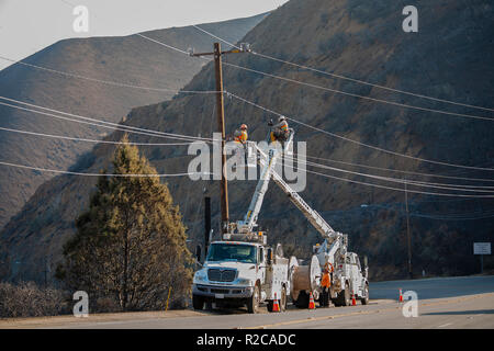 Les travailleurs des services publics fixant les lignes électriques tombées le long de Kanan Dume Road. Le Woolsey a commencé le feu le 8 novembre 2018 et a brûlé plus de 98 000 acres de terres, ont détruit environ 1 100 tués et des structures 3 personnes dans les comtés de Los Angeles et de Ventura et de la région les plus durement touchées de Malibu. La Californie, USA Banque D'Images