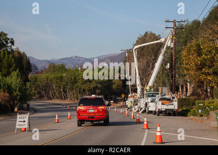 Les travailleurs des services publics fixant les lignes électriques tombées le long de Kanan Dume Road. Le Woolsey a commencé le feu le 8 novembre 2018 et a brûlé plus de 98 000 acres de terres, ont détruit environ 1 100 tués et des structures 3 personnes dans les comtés de Los Angeles et de Ventura et de la région les plus durement touchées de Malibu. La Californie, USA Banque D'Images