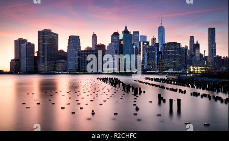 Skyilne Manhattan, New York City au coucher du soleil. Banque D'Images