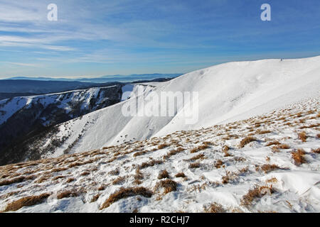 Montagnes hiver paysage avec ciel bleu en été journée ensoleillée Banque D'Images