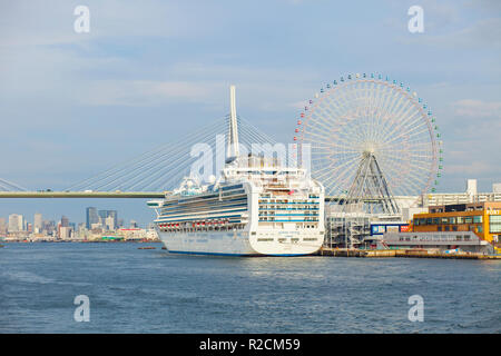 Japon osaka - novembre8,2018 princes : navire de croisière croisières luxuri approche sur port de tempozan osaka Banque D'Images