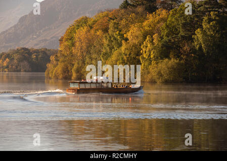 Voile sur un matin d'automne brumeux au Derwentwater dans le Lake District, Cumbria England UK Banque D'Images